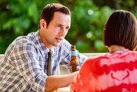 Death in Paradise – Während Neville (Ralf Little) wieder knietief in einem neuen Fall steckt, gesteht ihm seine Schwester Izzy (Kate O’Flynn), warum sie so plötzlich nach Saint Marie gekommen ist.