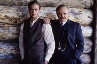 Legenden der Leidenschaft – Oberst Ludlow (Anthony Hopkins, re.) quittierte seinen Dienst bei der Regierung und zog seine drei Söhne, darunter Tristan (Brad Pitt, li.), auf einer einsamen Ranch in Montana auf.