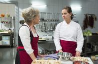 Sturm der Liebe – Tina (Christin Balogh, r.) gesteht Hildegard (Antje Hagen, l.) ihr Geheimnis.