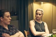 Pure – Amber (Niamh Algar) und Charlie (Joe Cole) sind auf einer Dinner-Party, bei welcher eine Wahrheit ans Licht kommt.