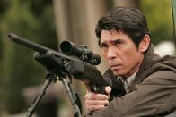 Numb3rs - Die Logik des Verbrechens – L.A. wird von einem Heckenschützen heimgesucht. Don zieht sofort Charlie und einen Heckenschützenausbilder aus Quantico namens Agent Edgerton (Lou Diamond Phillips) zu Rate ...