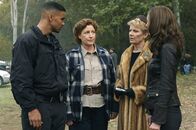 Criminal Minds – Derek (Shemar Moore, l.), Deputy Long (Maura Soden, 2.v.l.) und Elle (Lola Glaudini, r.) versuchen von Mary Mays (Lindsay Crouse, 2.v.r.), Hintergründe über den Täter zu bekommen ...