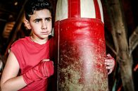 Zoros Solo – Auf dem Dachboden der Unterkunft reagiert Zoro (Mert Dincer) seine Aggressionen am Boxsack ab.