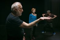Last Dance – Unter den Augen der Regisseurin entwickelte Tanzschritte, v.li.: François Berléand als Germain, La Ribot und Juan Loriente als Tänzer