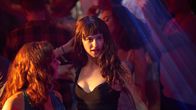 Normal People – Die stille Außenseiterin Marianne (Daisy Edgar-Jones, M.) hat üblicherweise kein Interesse an Partys. Als sie erstmals bei einer Feier auftaucht, sorgt ihr unerwartet glamouröses Auftreten für Aufsehen.
