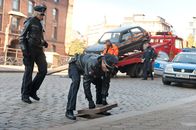Notruf Hafenkante – Mattes (Matthias Schloo, r.) will Melanie (Sanna Englund, l.) davon überzeugen, dass sich das vermisste Handy am Unfallort unter einem Kanaldeckel befinden könnte.