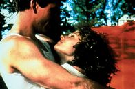 Mad Max – Max (Mel Gibson) und Jessie (Joanne Samuel) in einem romantischen Moment, während sie ihr Auto reparieren