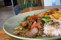 Stadt Land Kunst – In Lima bereitet Pamela ein peruanisches Gericht mit spanischen, asiatischen und andinen Einflüssen zu.