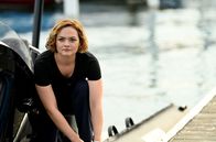 WaPo Bodensee – Julia Demmler (Wendy Güntensperger) beobachtet im Hafen, dass das Boot eines Verdächtigen verschwunden ist.