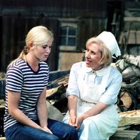 Schwester Agnes – Agnes Kraus (Gemeindeschwester Agnes Feurig) (re), Iris Bohnau (Katja Lehnert) (li)