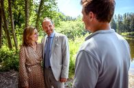 Sturm der Liebe – Katja (Isabell Stern, l.) ist gerührt, weil Markus (Timo Ben Schöfer, M.) sich für sie eingesetzt hat und möchte weiter mit Vincent (Martin Walde, r.) für Markus’ Geburtstag proben.