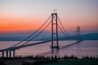 Innovation durch Desaster – Die Çanakkale-Brücke aus dem Jahr 1915 in Çanakkale, Türkei, bei Sonnenuntergang – die längste Hängebrücke der Welt, die Lapseki mit Gelibolu verbindet. (Shutterstock)