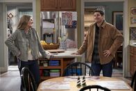 Outmatched - Allein unter Genies – Kay (Maggie Lawson, l.); Mike (Jason Biggs, r.)