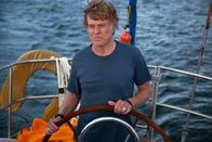 Kino ist King: All Is Lost – Der Kapitän (Robert Redford) steuert die "Virginia Jean" über das Meer.