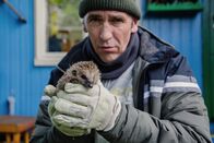 Löwenzahn – Der kleine Igel braucht dringend Hilfe, um den Winter zu überleben. Fritz (Guido Hammesfahr) kümmert sich um ihn.