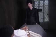 American Horror Story – Jahr 1964: Der Todesengel (Frances Conroy, r.) stattet Miles (Tongayi Chirisa, l.) einen Besuch ab. Wird die mysteriöse Gestalt ihn mitnehmen?; Jahr 1964: Der Todesengel (Frances Conroy, r.) stattet Miles (Tongayi Chirisa, l.) einen Besuch ab. Wird die mysteriöse Gestalt ihn mitnehmen?