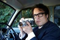Der junge Inspektor Morse – Dempsey (John Light) macht heimlich Fotos.