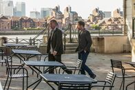 Elementary – Sherlock Holmes (Jonny Lee Miller, r.) wird von einem früheren Kollegen bei Scotland Yard nach London gerufen, um beim Auffinden von Lestrade (Sean Pertwee, l.) zu helfen, des Polizeibeamten, mit dem Holmes damals in London zusammengearbeitet hat ...