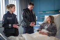 Notruf Hafenkante – Franzi (Rhea Harder-Vennewald, l.) und Hans (Bruno F. Apitz, M.) bezweifeln Regina Liers (Tanja Schleiff, r.) Aussage, die behauptet, von ihrer Schwester absichtlich überfahren worden zu sein.