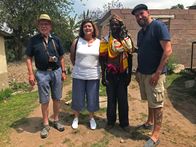 Verrückt nach Meer – Bordzauberer Kalibo (rechts) hat für sich und seine Eltern Hans-Georg und Doris (links) einen ganz besonderen Ausflug geplant. Sie besuchen den Zulu-Schamanen Mr. Shangase (2.von rechts) im Dorf Molweni in KwaZulu-Natal.