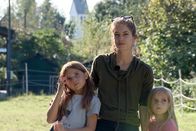 SRF DOK: Tiny Houses - Traum oder Hype? – SRF DOK Tiny Houses – Traum oder Hype? Folge 1 Claudia Raemy will für sich und ihre Kinder ein Tinyhouse bauen. 2024 Copyright: SRF