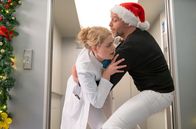 In aller Freundschaft – Irgendetwas scheint mit Miriam Schneider (Christina Petersen) im Fahrstuhl passiert zu sein. Als sie dann auch noch einem gutgelaunten Dr. Kai Hoffmann (Julian Weigend) mit einer Weihnachtsmütze in die Arme fällt, ist irre Verwirrung komplett.