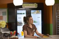 Community – Macht sich im Sandwichshop nicht besonders gut und lässt ein Brötchen nach dem anderen anbrennen: Britta (Gillian Jacobs) ...