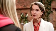Rote Rosen – Victorias (Caroline Schreiber r.) und Amelies (Lara-Isabelle Rentinck l.) Vorstellungen für die Verlobungsfeier gehen weit auseinander.