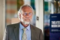 neoriginal: Aufgestaut – Erst will sein Enkelsohn ein harter Klimaaktivist sein und dann braucht er die Hilfe seines Großvaters! Herr Schneider (Daniel Friedrich) kann nicht glauben, was sein Enkel von ihm verlangt.