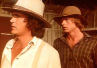 Unsere kleine Farm – Almanzo (Dean Butler, l.) und Charles (Michael Landon, r.) stellen Mr. Gray zur Rede.