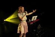 Reporter – Anna Rosenwasser moderiert am queeren Jugendfestival «Lila» in Zürich.