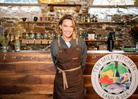 Beyond Paradise – Martha (Sally Bretton) ist aufgeregt, weil ein Gastro-Kritiker ihr neu eröffnetes Café begutachten möchte.