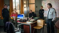 Notruf Hafenkante – Melanie (Sanna Englund, 2.v.l.) erzählt ihren Kollegen Hans (Bruno F. Apitz, l.), Mattes (Matthias Schloo, M.), Franzi (Rhea Harder-Vennewald, 2.v.r.) und Wolf Haller (Hannes Hellmann, r.) von ihrem Undercover-Einsatz im Therapiezentrum von Dr. Becker.