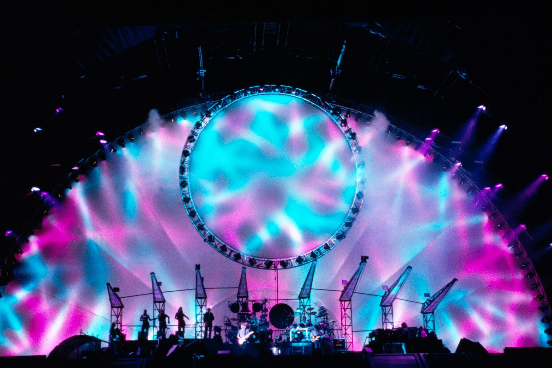 Pink Floyd: "Pulse" – Die innovative Gestaltung von Pink Floyds Bühnenauftritten war Vorbild für viele Künstler. Ein gutes Beispiel dafür ist ihr letzter Liveauftritt, das Pulse-Konzert vom Oktober 1994.