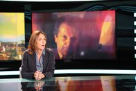 Unit 42 – Ermittlungsrichterin Louise Beuls (Catherine Conet) spricht im Nachrichtenstudio über den aktuellen Fall.