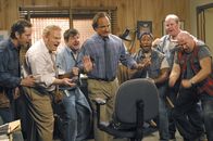 Immer wieder Jim – Baby Kyle (auf dem Stuhl) hat einen Ball in den Farben der 'Green Bay Packers' zu seinem Lieblingsspielzeug gemacht. Sein Vater Jim (Jim Belushi, mi.) versucht mit allen Mitteln den Ball durch einen der 'Chicago Bears' zu tauschen...