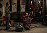 The Big Bang Theory – Hoffen, noch Karten für die neue Version des Indiana Jones-Films "Jäger des verlorenen Schatzes" zu bekommen: Sheldon (Jim Parsons, r.) und Leonard (Johnny Galecki, l.) ...