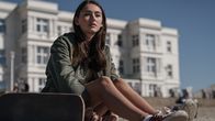 neoriginal: Sløborn – Schülerin Evelin (Emily Kusche) muss erleben, wie ihr bisheriges Leben innerhalb weniger Tage völlig auf den Kopf gestellt wird.
