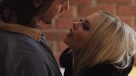 Requiem for Selina – Nachdem sich Nikolaj (Pål Sverre Hagen) und Selina (Elli Rhiannon Müller Osborne) näher kamen, überrascht Selina Nikolaj in seinem Haus und verführt ihn.