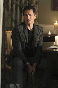Desperate Housewives – Hat Angie in seiner Hand: Patrick Logan (John Barrowman) ...