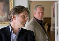 Der Winzerkönig – rbb Fernsehen DER WINZERKÖNIG II. STAFFEL, FOLGE 19, "Gute Zusammenarbeit" Uhr. Andreas Koblenz (Max Herbrechter, l.) und Thomas Stickler (Harald Krassnitzer, r.) überlegen, ob sich Schloss Bergham als Seminarzentrum eignen würde.