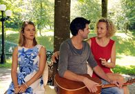 Sturm der Liebe – ARD STURM DER LIEBE FOLGE 1633 Uhr im ERSTEN. Die eifersüchtige Natascha (Melanie Wiegmann, r.) zeigt Marlene (Lucy Scherer, r.) deutlich, dass Konstantin (Moritz Tittel, M.) zu ihr gehört.