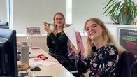 Team-Challenge – Lena und Lisa basteln einen Papierflieger als Einstimmung auf die heutige Challenge.