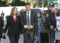 Bones - Die Knochenjägerin – Das Opfer, Emil Bradford scheint als Gründer der Männerrechtsbewegung viele Feinde gehabt zu haben. Brennan (Emily Deschanel) und Booth (David Boreanaz, 2.v.r.) versuchen herauszufinden, wer als Täter in Frage kommt.