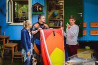 Löwenzahn – Bissspuren und ein riesiger Zahn in Davids (Daniel Zillmann, M.) Paddleboard sind eindeutige Beweise für einen Haifisch im Bärstädter See. Kim (Lina Hüesker, l.) stimmt ihrem Bruder zu, Fritz Fuchs (Guido Hammesfahr, r.) traut der Sache nicht und will ihr auf den Grund gehen.