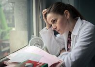 Sherlock – Die Gerichtsmedizinerin Molly Hooper (Louise Brealey) steht vor einem Rätsel.