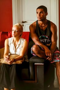 Death in Paradise – Vicky Woodward (Lucy Davis, l.) verhält sich Duncan Wood (Lucien Laviscount, r.) gegenüber sehr streng, doch wenn sie sich unbeobachtet fühlen, sind die beiden sehr vertraut miteinander. Was steckt hinter ihrem Verhalten?