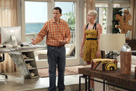 Two and a Half Men – Während Walden in der örtlichen Bibliothek eine attraktive Frau kennenlernt, muss Alan (Jon Cryer, l.) erfahren, dass sich Jake unerlaubt von der Truppe entfernt hat, um sich mit Missi (Miley Cyrus, r.) zu treffen ...