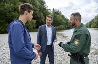 Sturm der Liebe – Neben Pauls (Sandro Kirtzel, l.) Hinweisen spricht alles dafür, dass Christoph (Dieter Bach, M.) etwas mit Alicias Verschwinden zu tun hat (mit Komparse, r.).