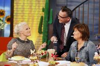 Zimmer frei! – Christine Westermann (r) und Götz Alsmann überraschen ihren WG-Gast Ina Müller mit einem Kuchenbuffet.